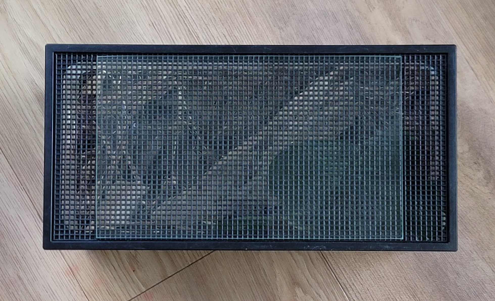 Diagram showing the two-inch gap left by the glass lid for ventilation.